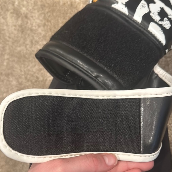 Leopard Boxing Gloves - Picture 3 of 4